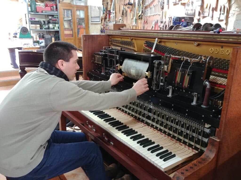 Poids piano un objet lourd et massif à manipuler avec soin.